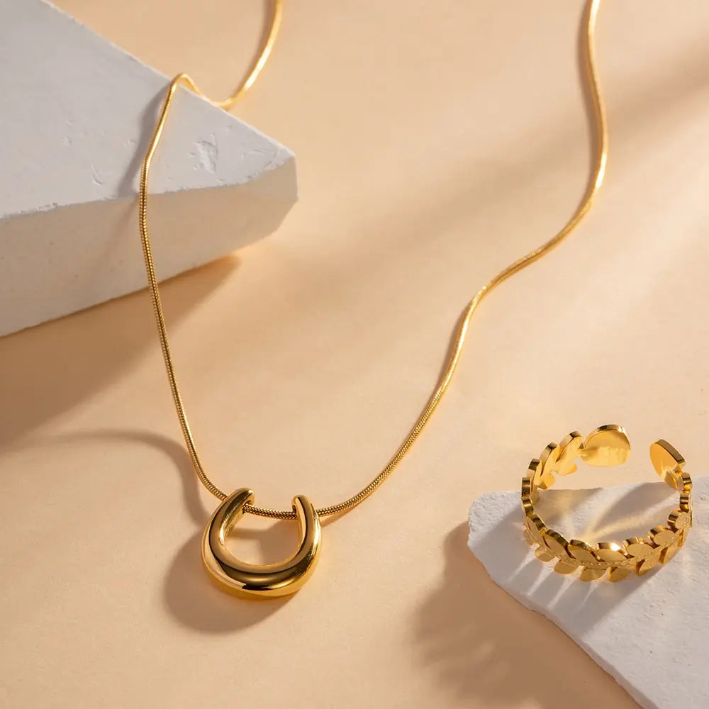 Gold Chain Necklace With U Shaped Horseshoe Pendant